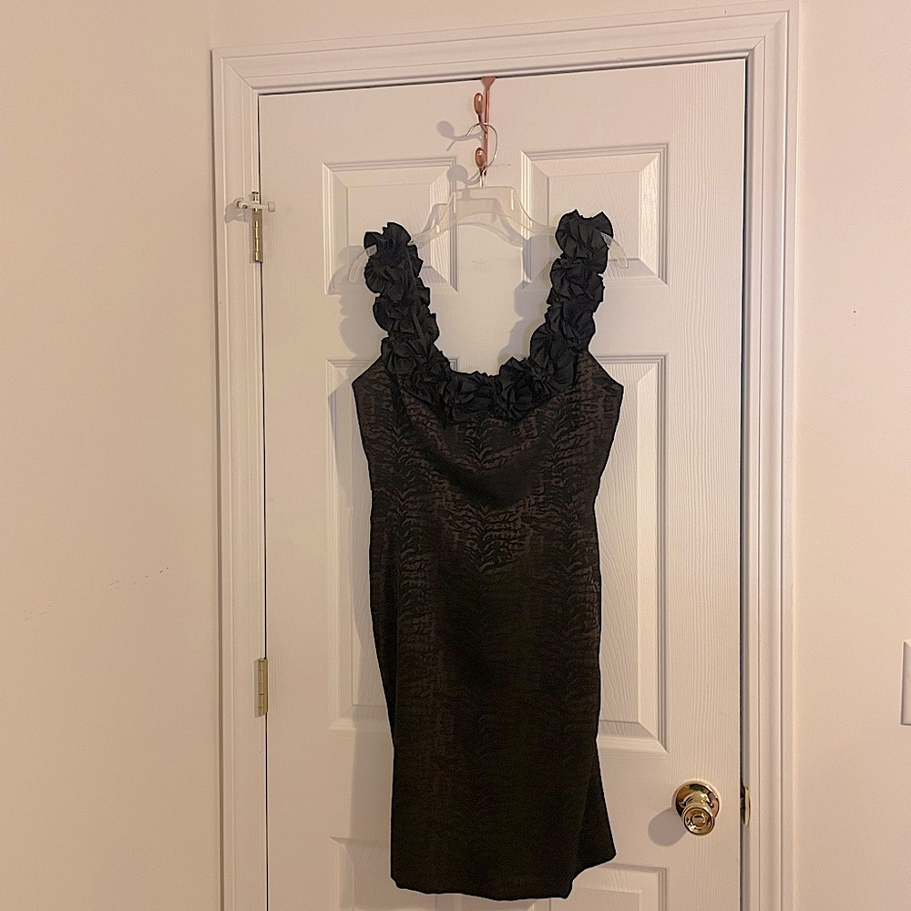 Maggy London dress! Flattering neckline with floral shaped ribbon collar. Sz 12